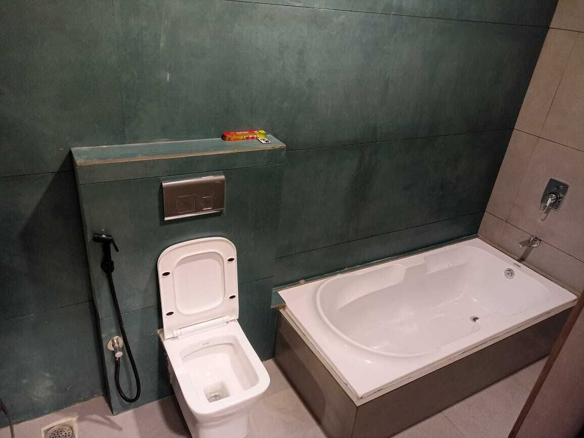 A bathroom with a toilet, a bidet, and a bathtub.