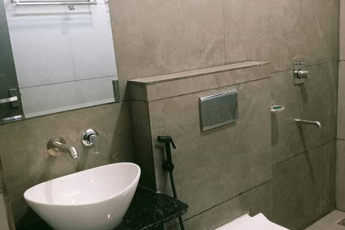 Deluxe-Zimmer | Badezimmer | Hausschuhe