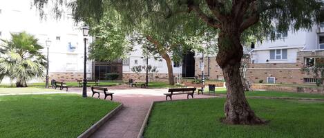 المنطقة المحيطة بالمنشأة