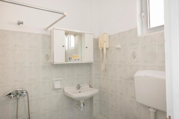 Sturta, hárblásari, handklæði, sápa