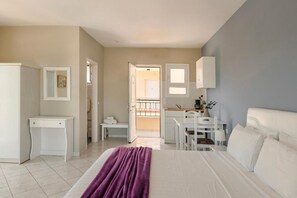 Estúdio conforto, sacada, vista para a piscina | Cozinha privada | Frigobar, cooktop, talheres/pratos/utensílios de cozinha