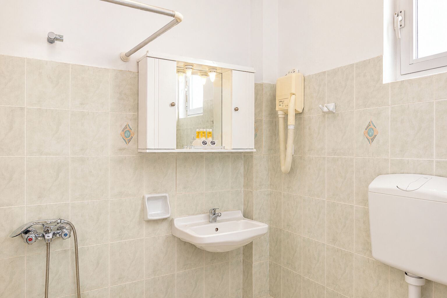Monolocale comfort, balcone, vista piscina | Bagno | Doccia, asciugacapelli, asciugamani, sapone