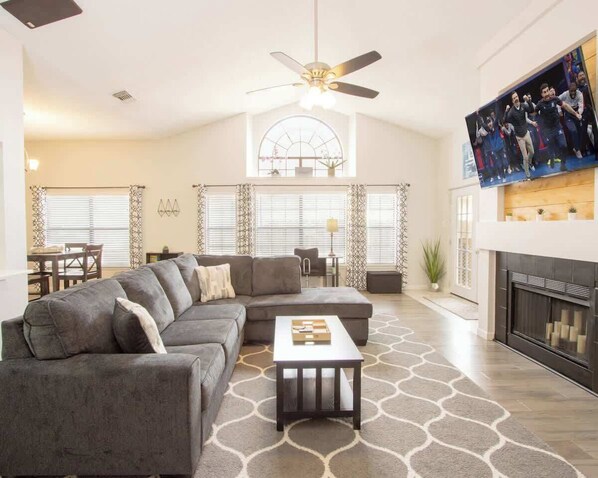 TV, fireplace, offices - Cozy 3/2 Stylish home great for families (San Antonio)