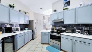 Køleskab, mikrobølgeovn, ovn, kogeplade