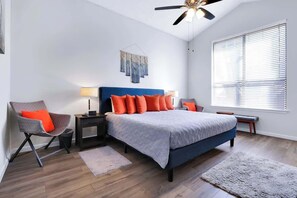 3 bedrooms, desk, iron/ironing board, travel cot - Cozy 3/2 Stylish home great for families (San Antonio)