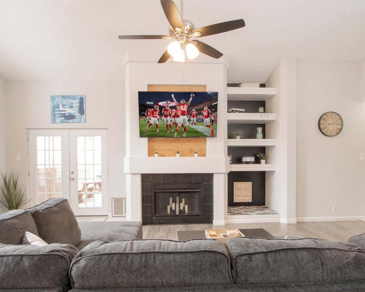 Televisión, chimenea y oficina 