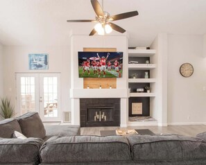 TV, fireplace, offices - Cozy 3/2 Stylish home great for families (San Antonio)