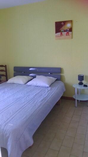 4 bedrooms, iron/ironing board - air-conditioned house in quiet area with garden and terrace, 30mn from beach and port (Agde)