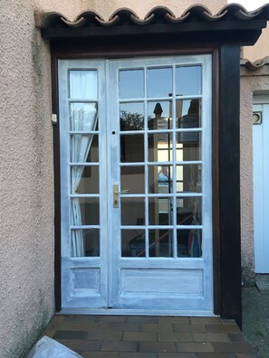 Exterior detail - air-conditioned house in quiet area with garden and terrace, 30mn from beach and port (Agde)