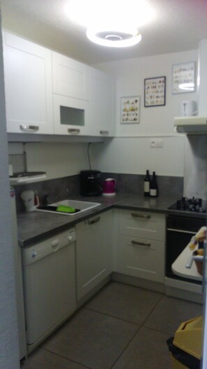 Microwave, oven, stovetop, dishwasher - air-conditioned house in quiet area with garden and terrace, 30mn from beach and port (Agde)