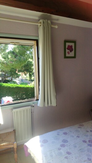 4 bedrooms, iron/ironing board - air-conditioned house in quiet area with garden and terrace, 30mn from beach and port (Agde)