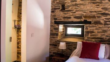 Family Room, Courtyard View | Free WiFi