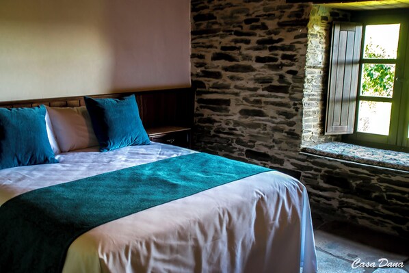 Basic Double Room, Garden View | Free WiFi - Casa Rural Dana (Castelo de Somoza (O Incio))