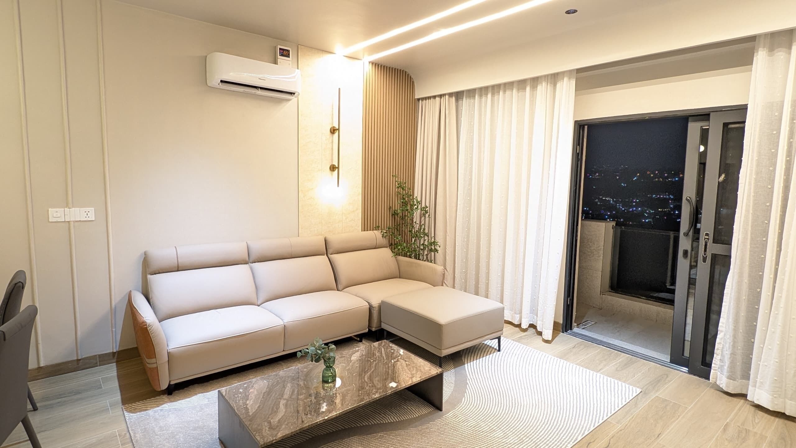 65 インチのスマートテレビ (デジタル放送視聴可)