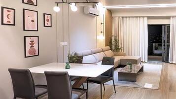 Executive Apartment, 2 Bedrooms, Mountain View, Mountainside | Living area