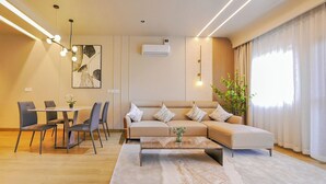 Un salon moderne avec un canapé, une table basse et un coin repas.