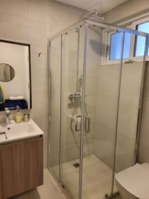 Serviettes fournies, savon, papier toilette