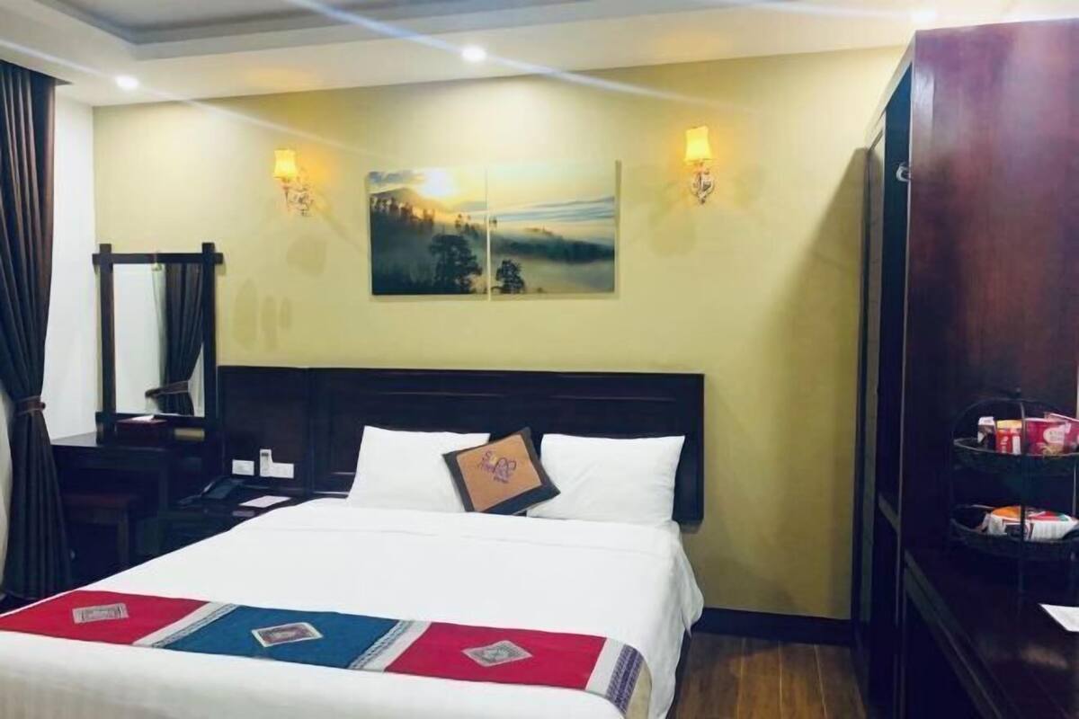 Minibar (con algunos artículos gratuitos), wifi gratis, ropa de cama