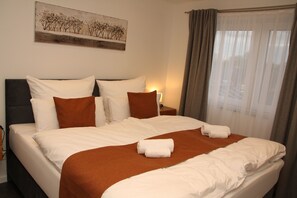 2 soverom, skrivebord, strykejern/-brett og reiseseng for barn