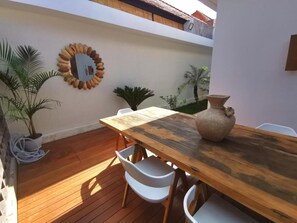 屋外ダイニングエリア