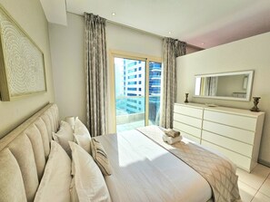 Escritorio, tabla de planchar con plancha, cuna de viaje y wifi gratis 