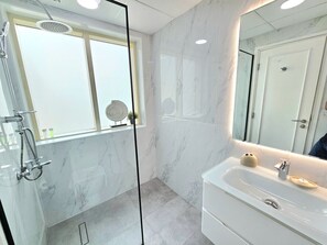 Hair dryer, towels - Sunrise Homes - Lovely Studio near JBR Walk and Beach (Dubai Marina)