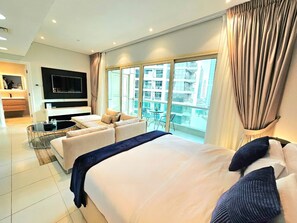 Escriptori, planxa i posts de planxar i un bressol de viatge