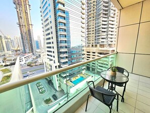 Outdoor dining - Newly Refurbished Chic Studio near JBR Beach and Marina Walk (Dubai Marina)