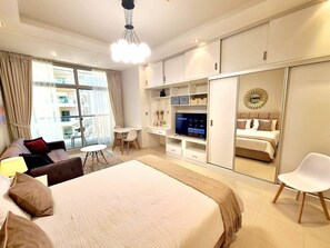 1 室のベッドルーム、デスク、アイロン / アイロン台、旅行用ベビーベッド