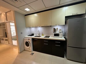 Køleskab, mikrobølgeovn, kogeplade, brødrister