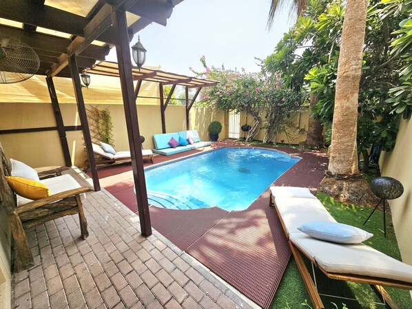 Een binnenzwembad, een verwarmd zwembad