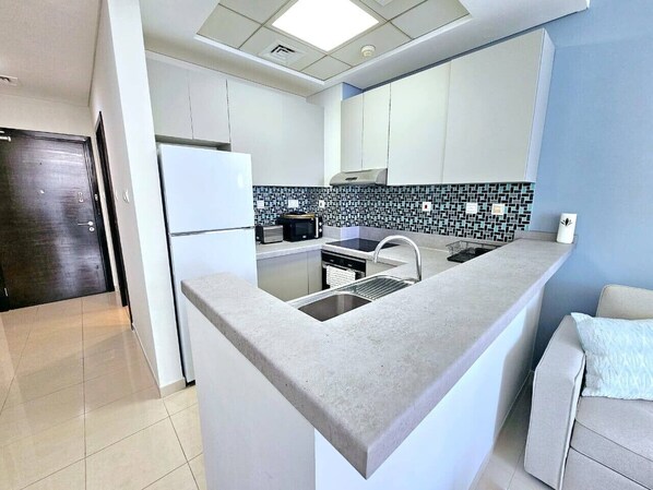 Køleskab, mikrobølgeovn, ovn, kogeplade