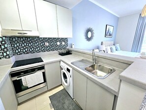 Køleskab, mikrobølgeovn, ovn, kogeplade