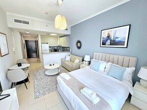 Escritorio, tabla de planchar con plancha, cuna de viaje y wifi gratis 