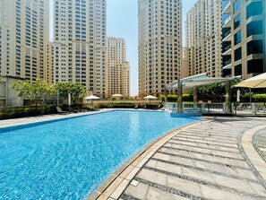 Een verwarmd zwembad