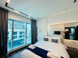 1 slaapkamer, een bureau, een strijkplank/strijkijzer, reisbedje