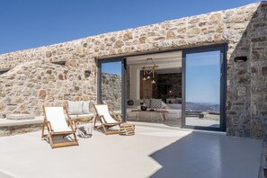 Vista frontal de la propiedad