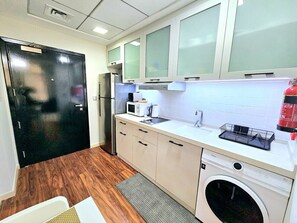 冷蔵庫、電子レンジ、オーブン、コンロ