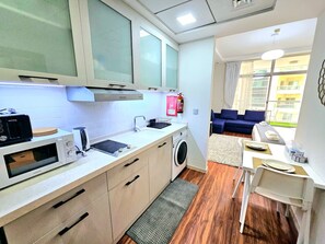 Jääkaappi, mikroaaltouuni, uuni, liesi