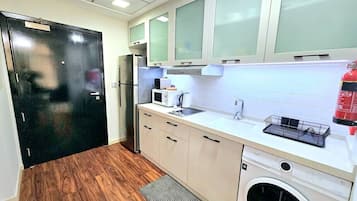 Frigorífico, microondas, horno y placa de cocina
