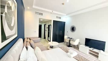 Schreibtisch, BĂŒgeleisen/BĂŒgelbrett, Reisekinderbett, kostenloses WLAN