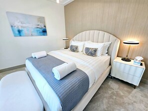 2 slaapkamers, een bureau, een strijkplank/strijkijzer, reisbedje