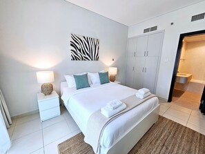 1 habitación, escritorio, tabla de planchar con plancha y cuna de viaje 