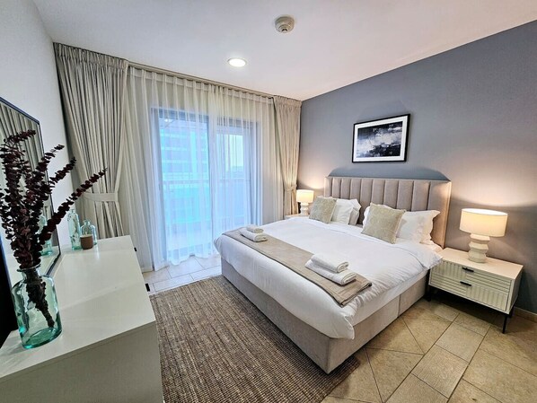 1 chambre, bureau, fer et planche à repasser, lit parapluie