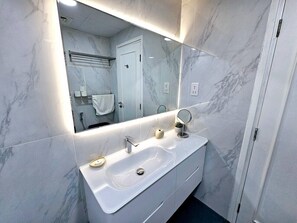 Hårtork och handdukar