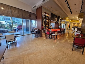 Dining - Sunrise Homes - Amazing Luxury Studio In Business Bay (Business Bay)