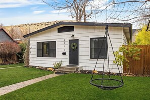 Exterior - This home is at the doorstep of Camel’s Back Trails in Boise. Three comfortable beds and two full baths makes it perfect for families. The back patio offers seating, a grill, firepit, and views of the mountains. (Boise)