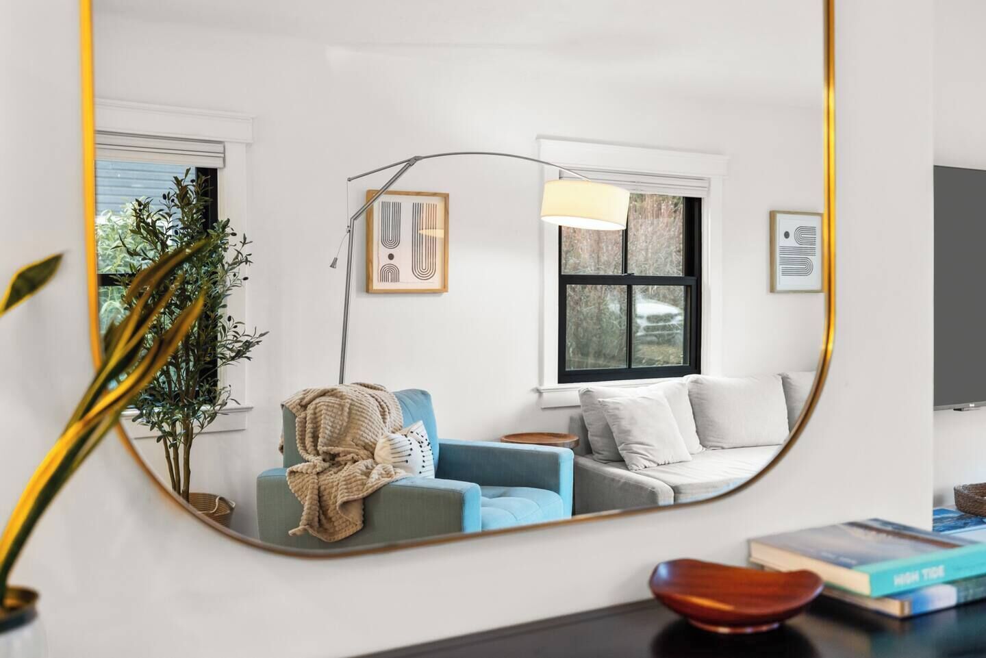 This Home Is At The Doorstep Of Camels Back Trails In Boise. Three Comfortable Beds And Two Full Baths Makes It Perfect For Families. The Back Patio Offers Seating, A Grill, Firepit, And Views Of The Mountains. - Boise