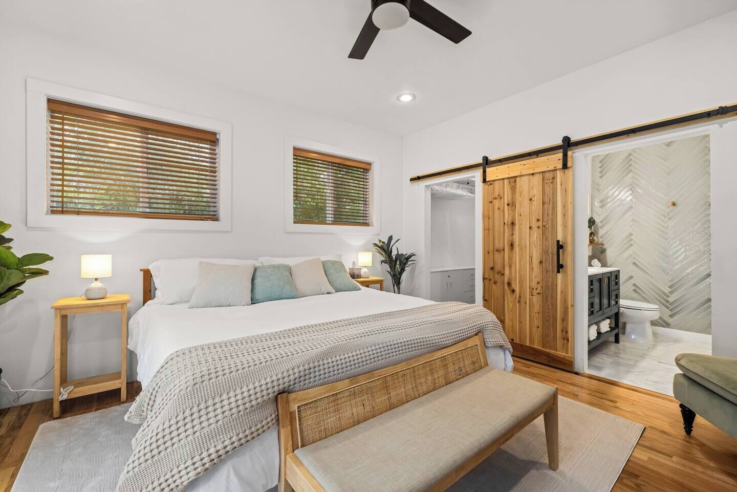 3 soverom, skrivebord, strykejern/-brett og reiseseng for barn