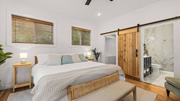 3 soverom, skrivebord, strykejern/-brett og reiseseng for barn